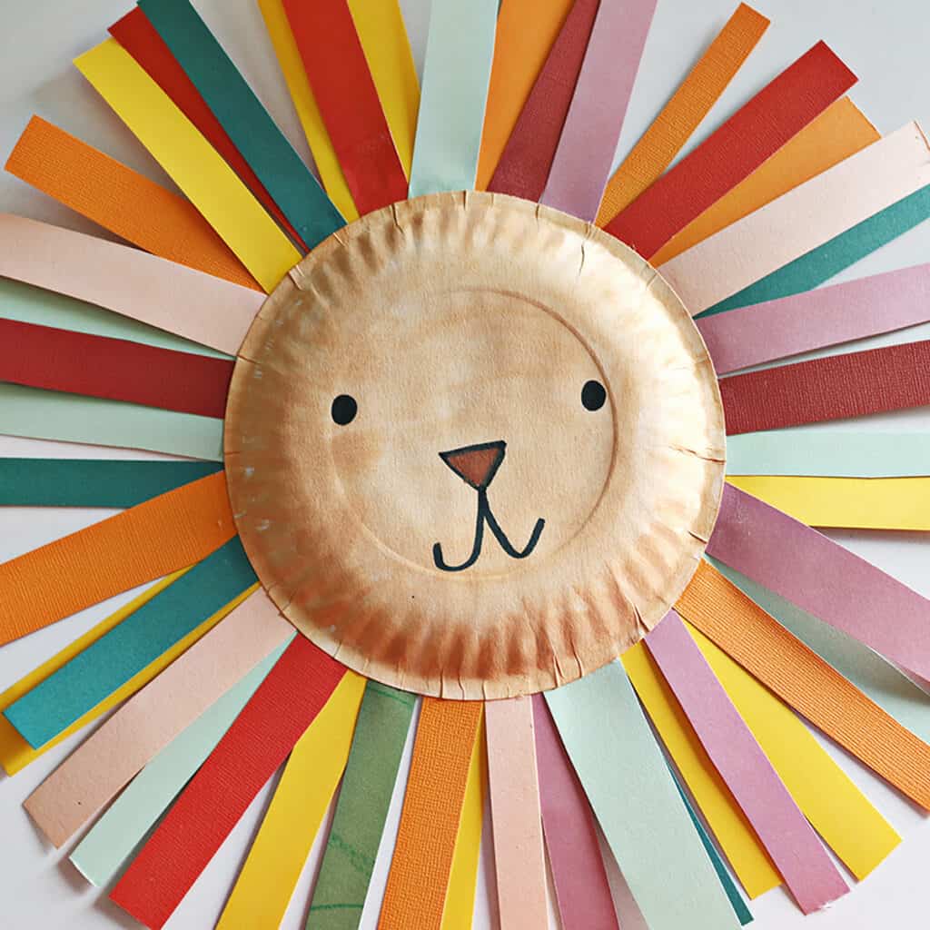 paper plate made into a lion mane from paper scraps.