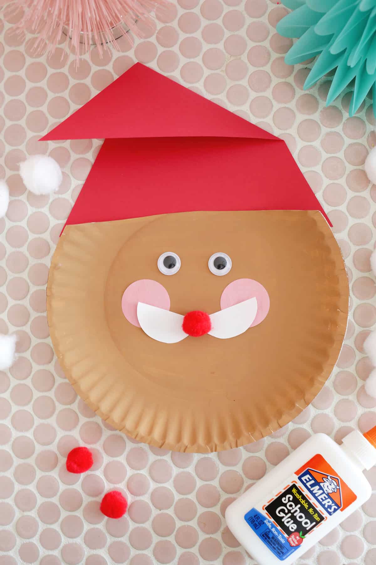 paper plate santa with google eyes and pink circle cheeks