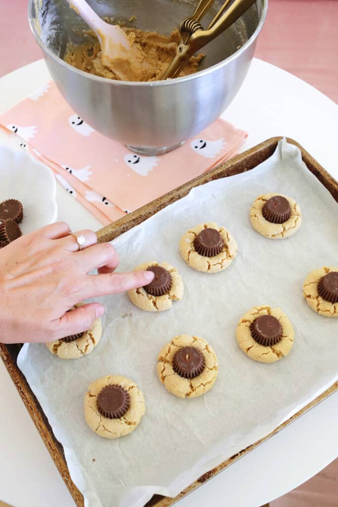 making peanut butter cup spider cookies